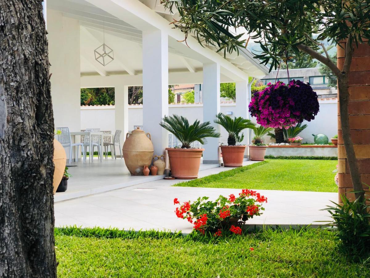 Invilla Bed&Breakfast - Quality Rooms Санта-Мария-ди-Кастеллабате Экстерьер фото
